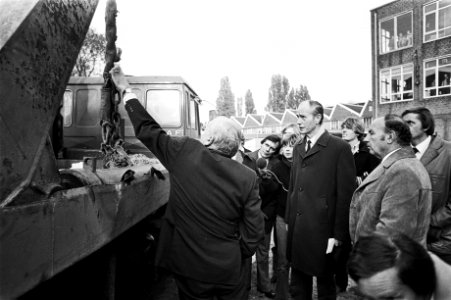 Mr. W.J. Borgerhoff Mulder, president van de Amsterdamse rechtbank, bekijkt vui…, Bestanddeelnr 930-5174