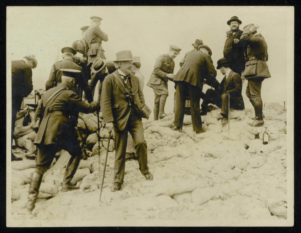 Mr Lloyd George, M. Albert Thomas and party have lunch on the battlefield, Bestanddeelnr 158-0459