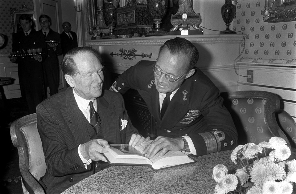 Mr. W.J. Beyen (oud Minister Buitenlandse Zaken) eerst exemplaar van zijn boek , Bestanddeelnr 921-8091