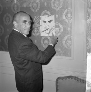 Mr Albert Dorne stichter en president van Famous Artists Schools uit Amerika in, Bestanddeelnr 915-2005