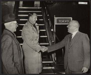 Mr f j kranenburg vertrekt naar tokio van waaruit hij een bezoek brengt aan kore, Bestanddeelnr 090-1267