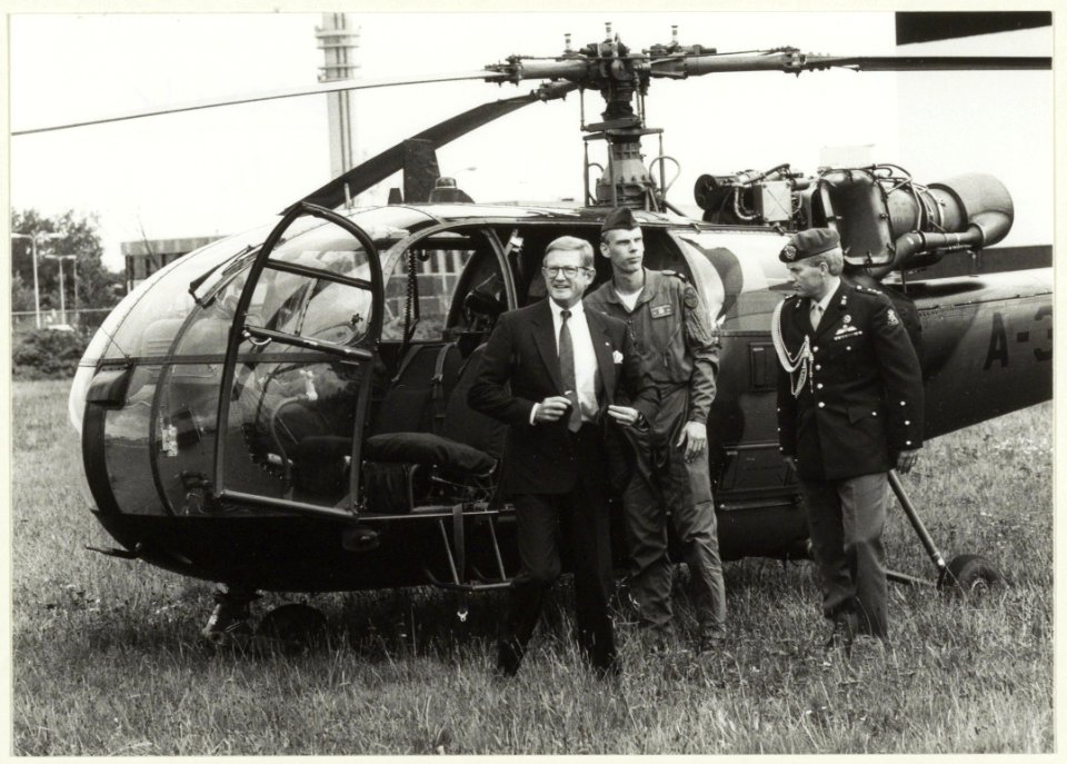 Mr. Pieter van Vollenhoven is net geland voor de opening van het nieuwe bedrijfspand van Telemecanique . NL-HlmNHA 54031696