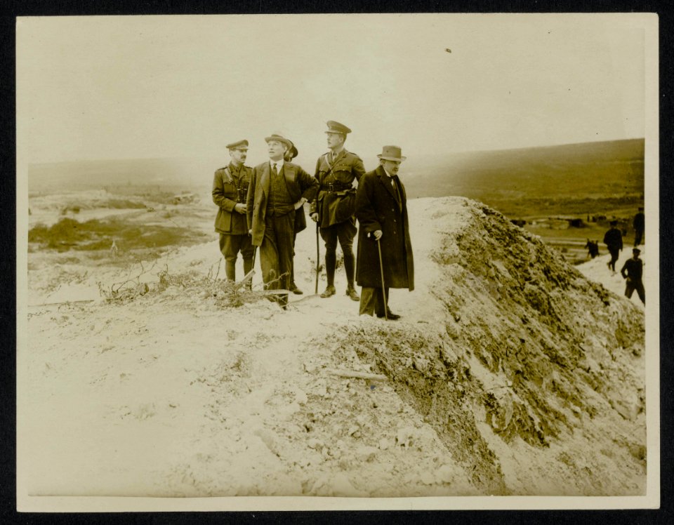 Mr Lloyd George and lord Reading on the edge of a mine crater, Bestanddeelnr 158-0465