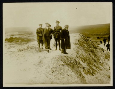 Mr Lloyd George and lord Reading on the edge of a mine crater, Bestanddeelnr 158-0465