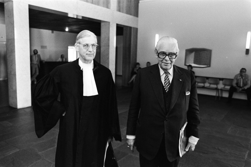 Mr Geertsema (rechts) met advocaat Baron van Lynden, Bestanddeelnr 931-7120