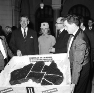 Mrs. Sue McCormack biedt Burgemeester Thomassen van Rotterdam een taart aan in v, Bestanddeelnr 918-8118