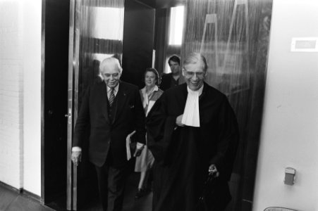 Mr Geertsema (links) verlaat de rechtszaal in het midden mevrouw Geertsema, rec, Bestanddeelnr 931-7119