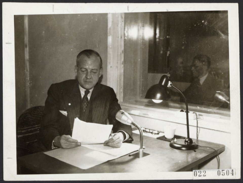 Mr J Meynen, minister van Oorlog, voor de radiomicrofoon, Bestanddeelnr 022-0504