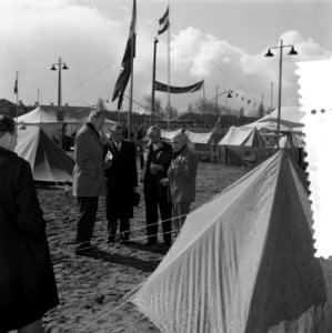 Mr Jan Klaasesz, links, Commissaris der Koningin in Zuid-Holland, Bestanddeelnr 907-6799 photo