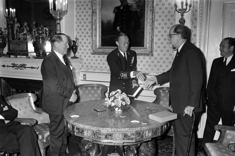 Mr. W.J. Beyen (oud Minister Buitenlandse Zaken) eerst exemplaar van zijn boek , Bestanddeelnr 921-8093