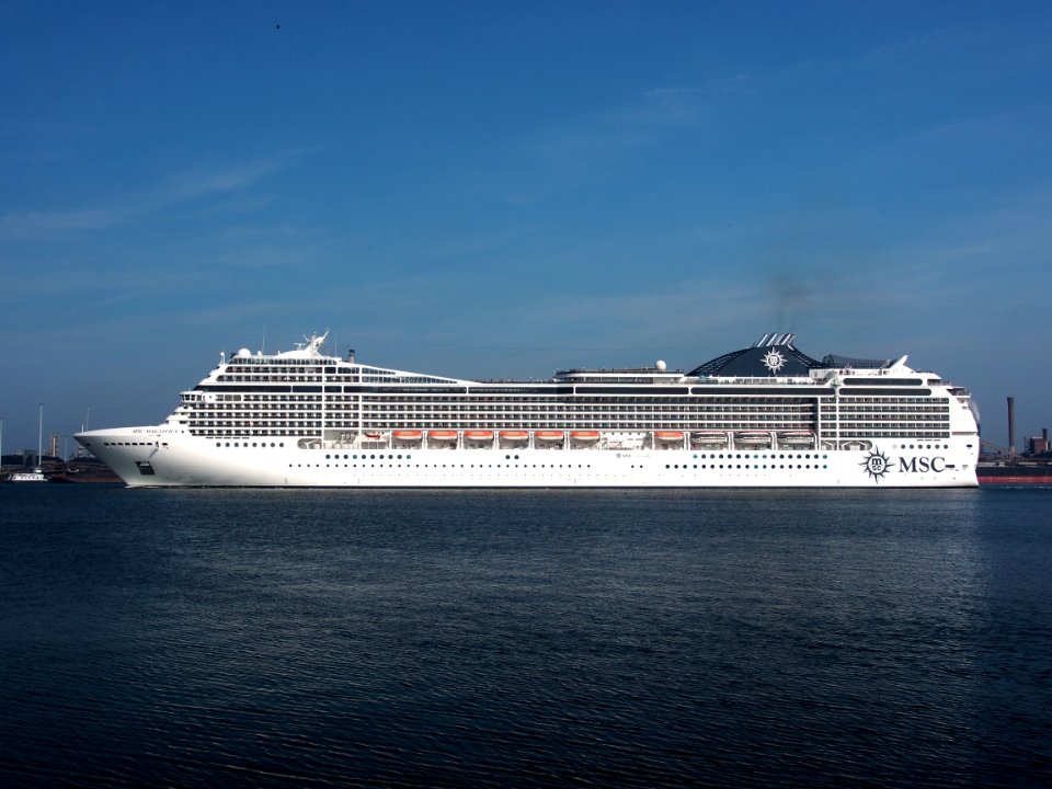 MSC Magnifica at IJmuiden sluisen, IMO 9387085, photo 2