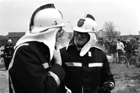 Mr. Pieter van Vollenhoven opent nieuwe brandweerkazerne in Leiden door een bran, Bestanddeelnr 931-9665