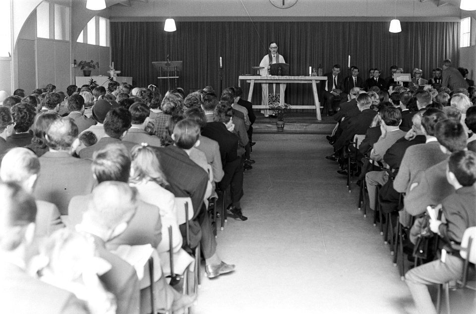 Mr. van Mierloo spreekt in Kerk van Spijkenisse op uitnodiging van Pastoor P. We, Bestanddeelnr 921-7820