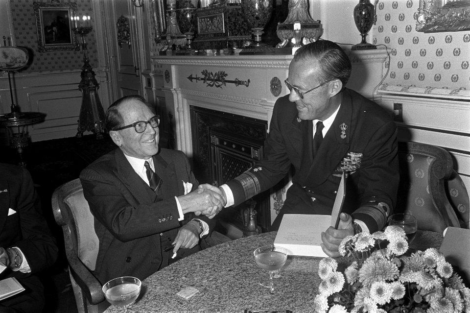 Mr. W.J. Beyen (oud Minister Buitenlandse Zaken) eerst exemplaar van zijn boek , Bestanddeelnr 921-8094