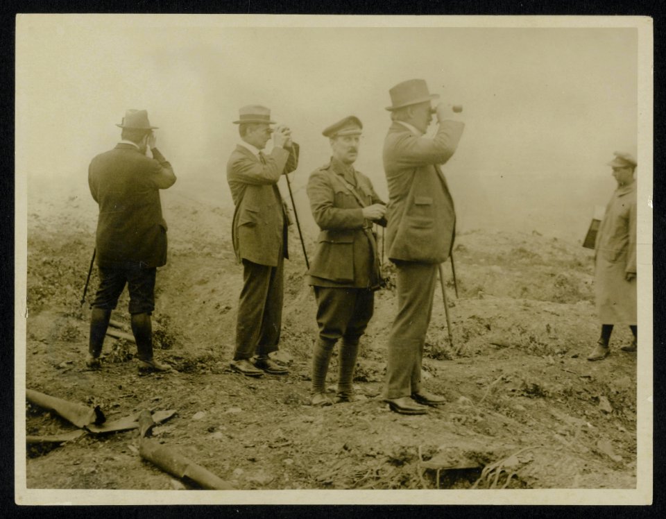 Mr Lloyd George, M. Albert Thomas and lord Reading watching a bombardment, Bestanddeelnr 158-0456