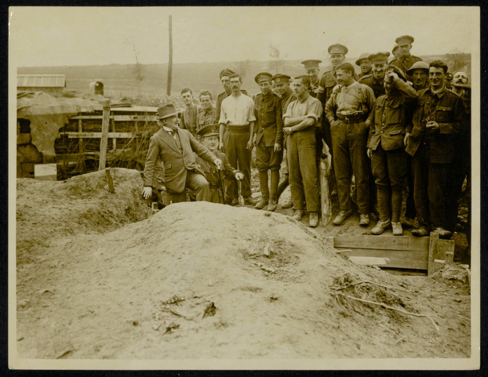 Mr Lloyd George chats with some Tommies on coming out of a German dug out, Bestanddeelnr 158-0464