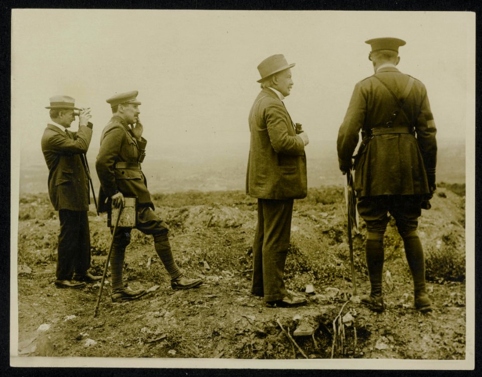 Mr Lloyd George, M. Albert Thomas and Lord Reading watching the battle, Bestanddeelnr 158-0463