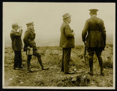 Mr Lloyd George, M. Albert Thomas and Lord Reading watching the battle, Bestanddeelnr 158-0463