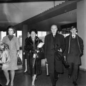 Mr. Th. H. Bot van Schiphol naar Canada vertrokken, hier met echtgenote, Bestanddeelnr 920-9851
