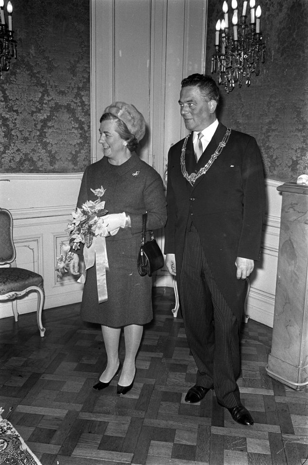 Mr. V.G.M. Marijnen , burgemeester Den Haag burgemeester Marijnen en echtgenote , Bestanddeelnr 921-7699