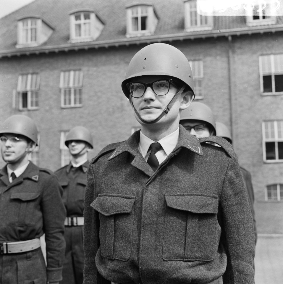 Mr. Pieter van Vollenhoven in militaire dienst bij de luchtmacht in Breda, mr. P, Bestanddeelnr 919-0833