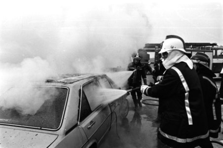 Mr. Pieter van Vollenhoven opent nieuwe brandweerkazerne in Leiden door een bran, Bestanddeelnr 931-9663
