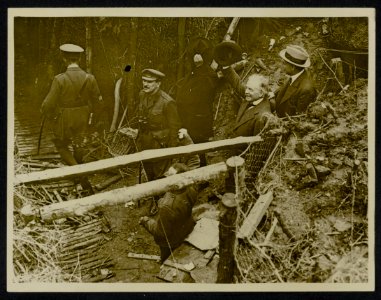 Mr Lloyd George acknowledges the cheers from the British Tommies on emerging fro, Bestanddeelnr 158-0482
