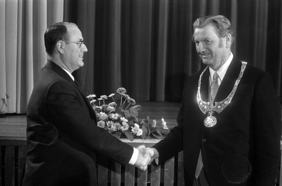 Mr Kranenburg (Commissaris der Koningin) feliciteert de nieuw geïnstalleerde bu, Bestanddeelnr 926-9123