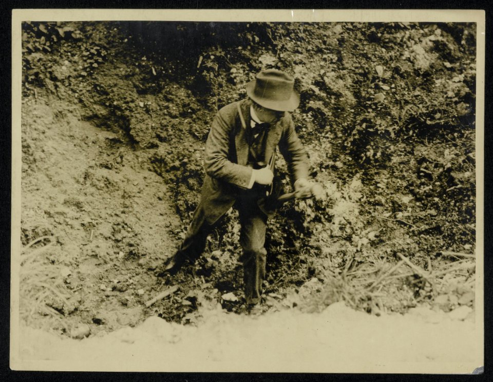Mr Lloyd George in a shell hole, Bestanddeelnr 158-0485