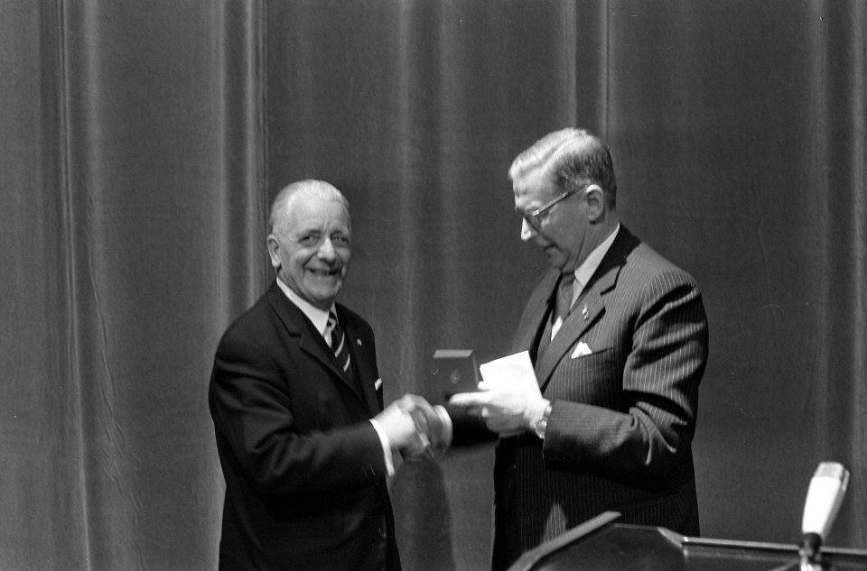Mr Mijksenaar (l), rechts burgemeester van Amsterdam Gijsbert van Hall, Bestanddeelnr 919-8863