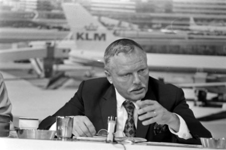 Mr Berkhouwer (voorzitter Europees Parlement ) geeft op Schiphol persconferenti, Bestanddeelnr 927-3694