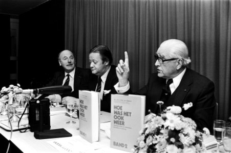 Mr. Ridder van Rappard (r) tijdens de persconferentie, Bestanddeelnr 930-5039
