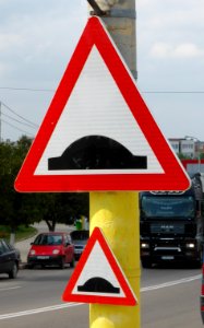 Nãvodari, duoblaj trafikŝildoj, 3