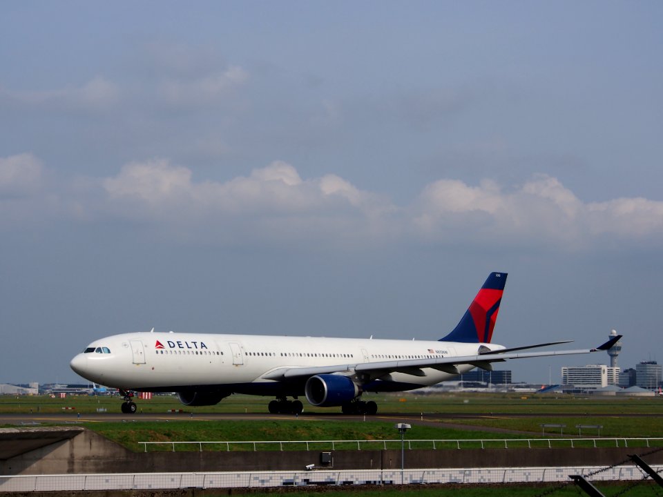 N810NW Delta Air Lines Airbus A330-323X - cn 674 taxiing 14july2013 pic-001