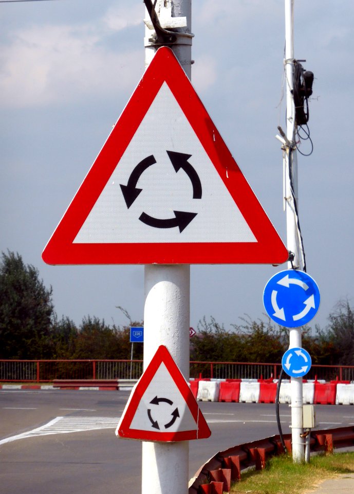 Nãvodari, duoblaj trafikŝildoj, 2