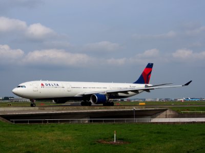 N810NW Delta Air Lines Airbus A330-323X - cn 674 taxiing 14july2013 pic-002