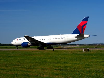 N865DA Delta Air Lines Boeing 777-232(ER) - cn 29737, taxiing 21july2013 pic-008