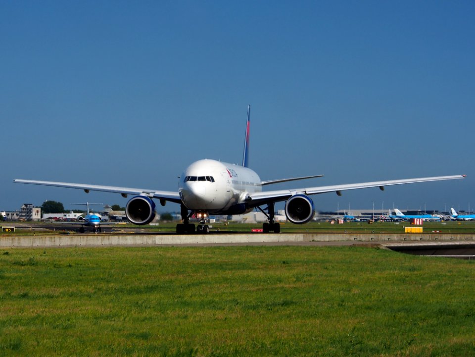 N865DA Delta Air Lines Boeing 777-232(ER) - cn 29737 taxiing 18july2013 pic-002