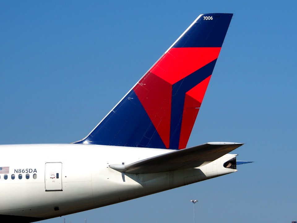 N865DA Delta Air Lines Boeing 777-232(ER) - cn 29737, taxiing 21july2013 pic-007