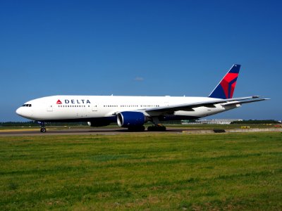 N865DA Delta Air Lines Boeing 777-232(ER) - cn 29737 taxiing 18july2013 pic-007