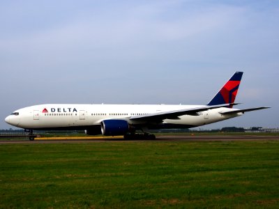 N866DA Delta Air Lines Boeing 777-232(ER) - cn 29738 taxiing 13july2013 pic-005