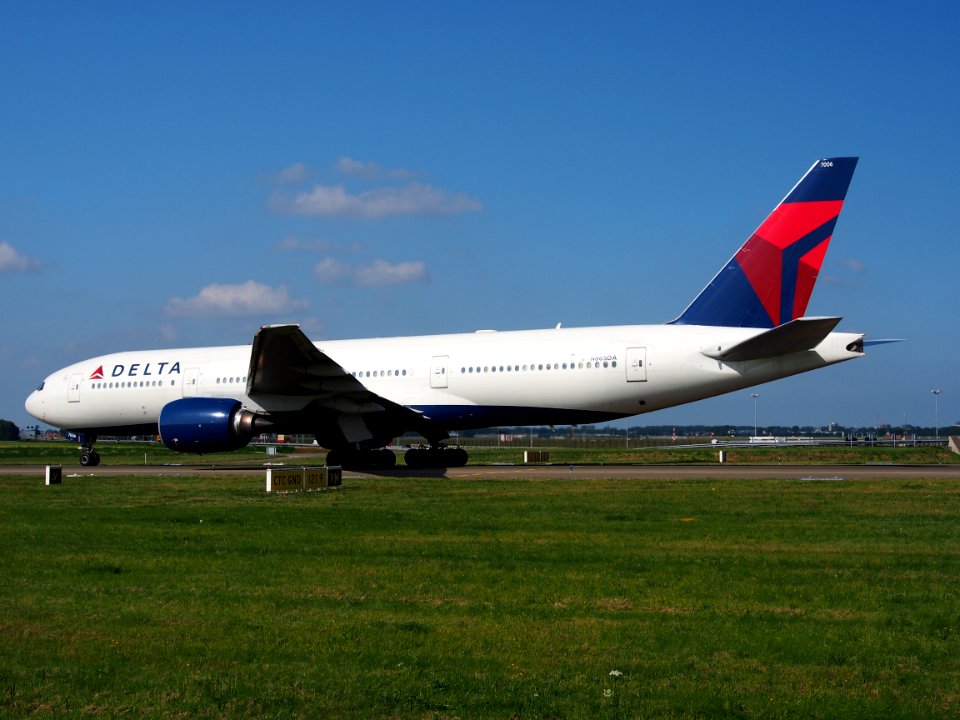 N865DA Delta Air Lines Boeing 777-232(ER) - cn 29737 taxiing 18july2013 pic-010
