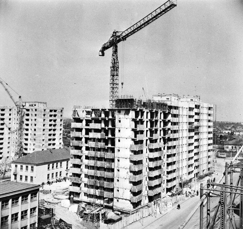 Na aardbeving in Roemenie nieuwe flats in Boekarest, Bestanddeelnr 929-1575