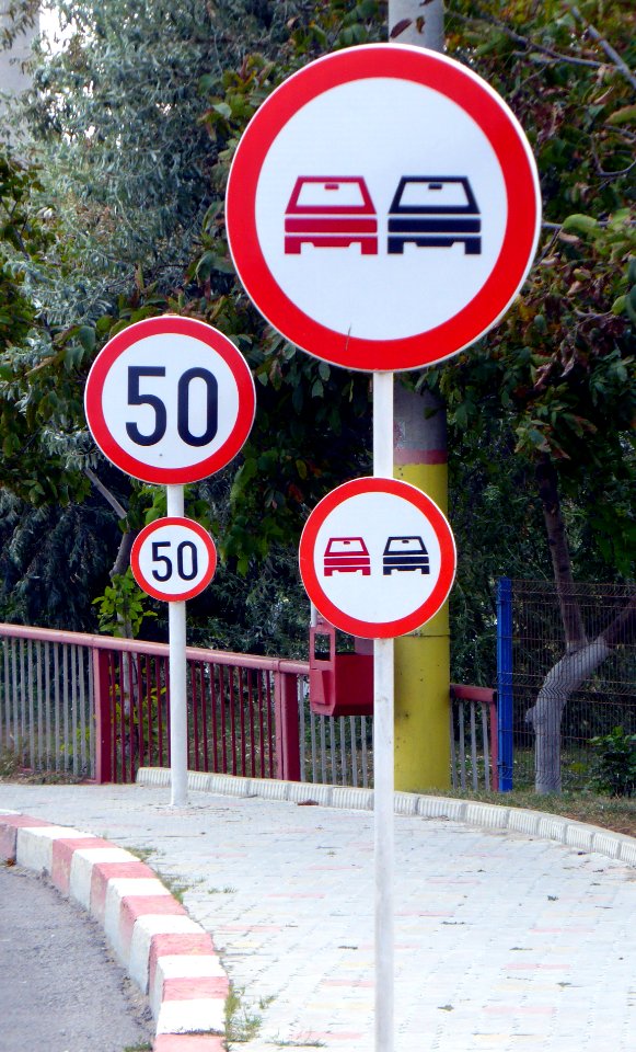Nãvodari, duoblaj trafikŝildoj, 1