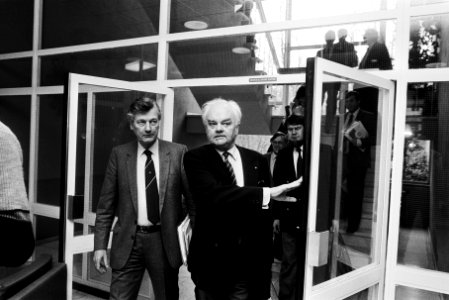 Na afloop v.l.n.r. minister De Koning (Sociale Zaken), Van Veen (VNO) en Van Eij, Bestanddeelnr 932-5165