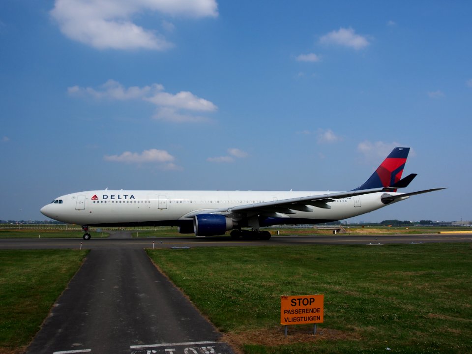 N817NW Delta Air Lines Airbus A330-323X - cn 843 pic5-001