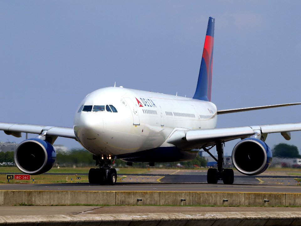 N851NW Delta Air Lines Airbus A330-223 - cn 609 taxiing 14july2013 pic-002