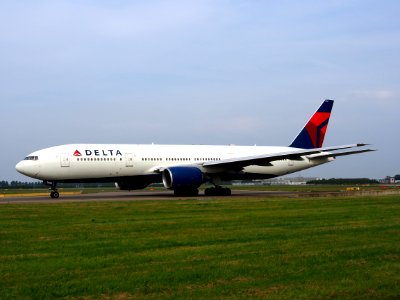 N866DA Delta Air Lines Boeing 777-232(ER) - cn 29738 taxiing 13july2013 pic-004