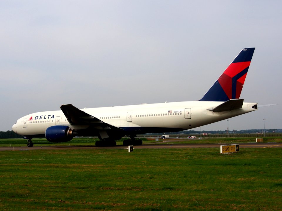 N866DA Delta Air Lines Boeing 777-232(ER) - cn 29738 taxiing 13july2013 pic-006