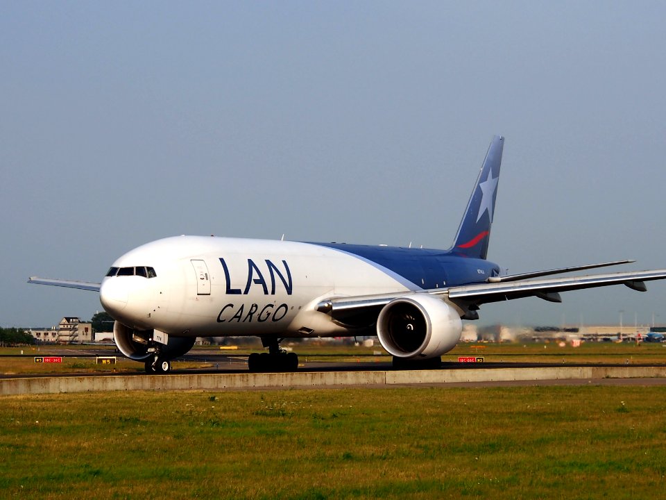 N774LA LAN Cargo Boeing 777-F6N - cn 37710, taxiing 22july2013 pic-004